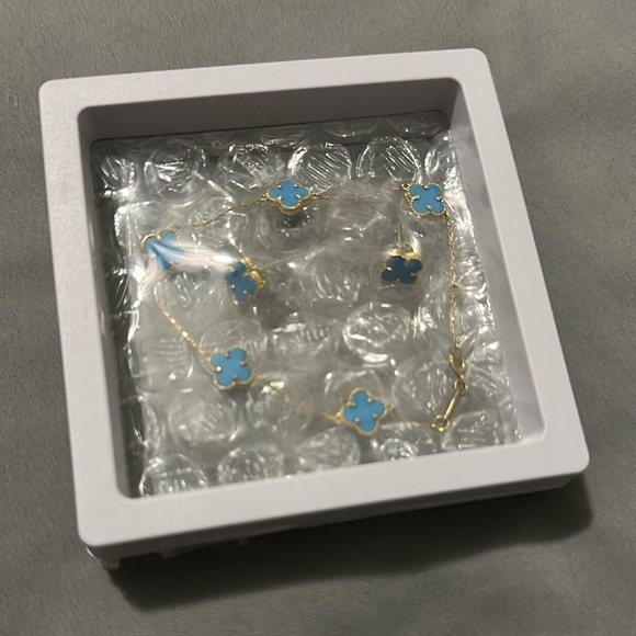 NEW Gold and Blue Clover Bracelet and Earrings set - Picture 6 of 6